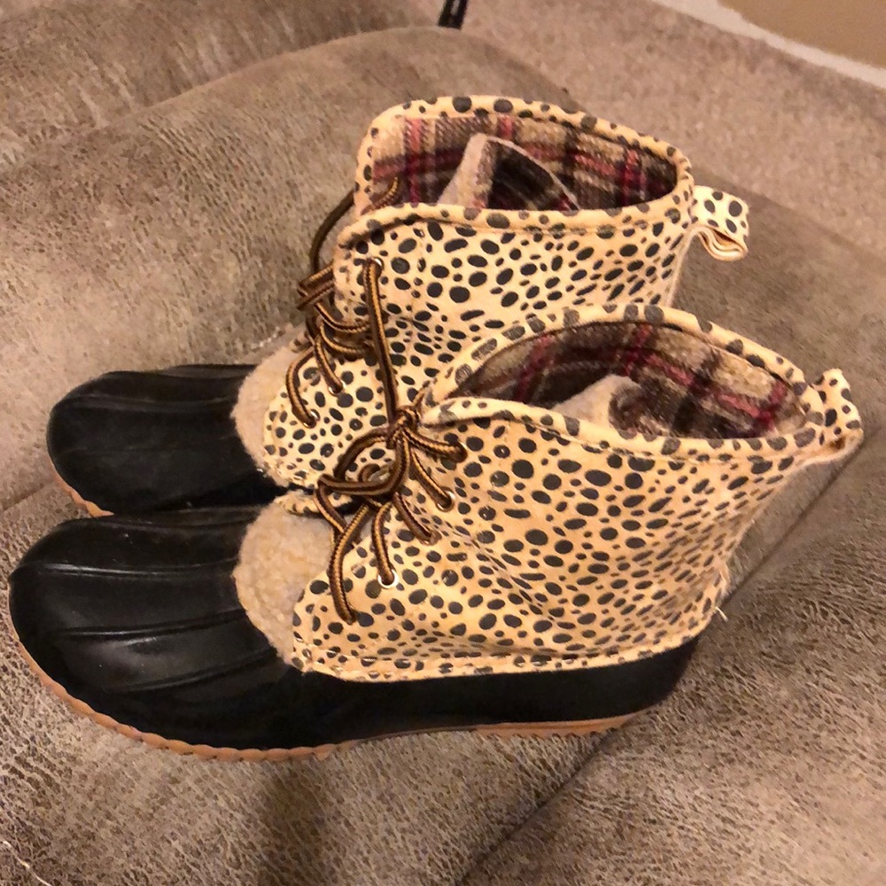 Size 8.5 snow boots
